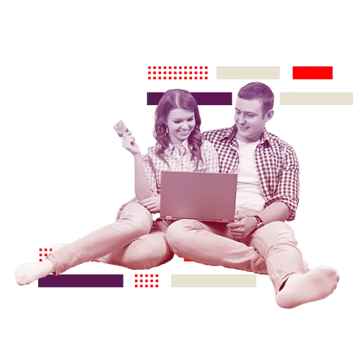 Casal de homem e mulher sentados olhando para um notebook e ela está segurando um cartão de crédito nas mãos.