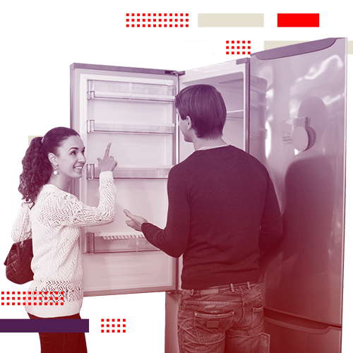 Cliente e vendedor negociando geladeira pelo crediário