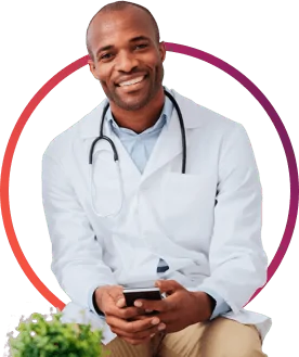 Médico com celular na mão, representando o setor de saúde