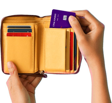 Carteira com diversos cartões de débito e crédito de diferentes bandeiras