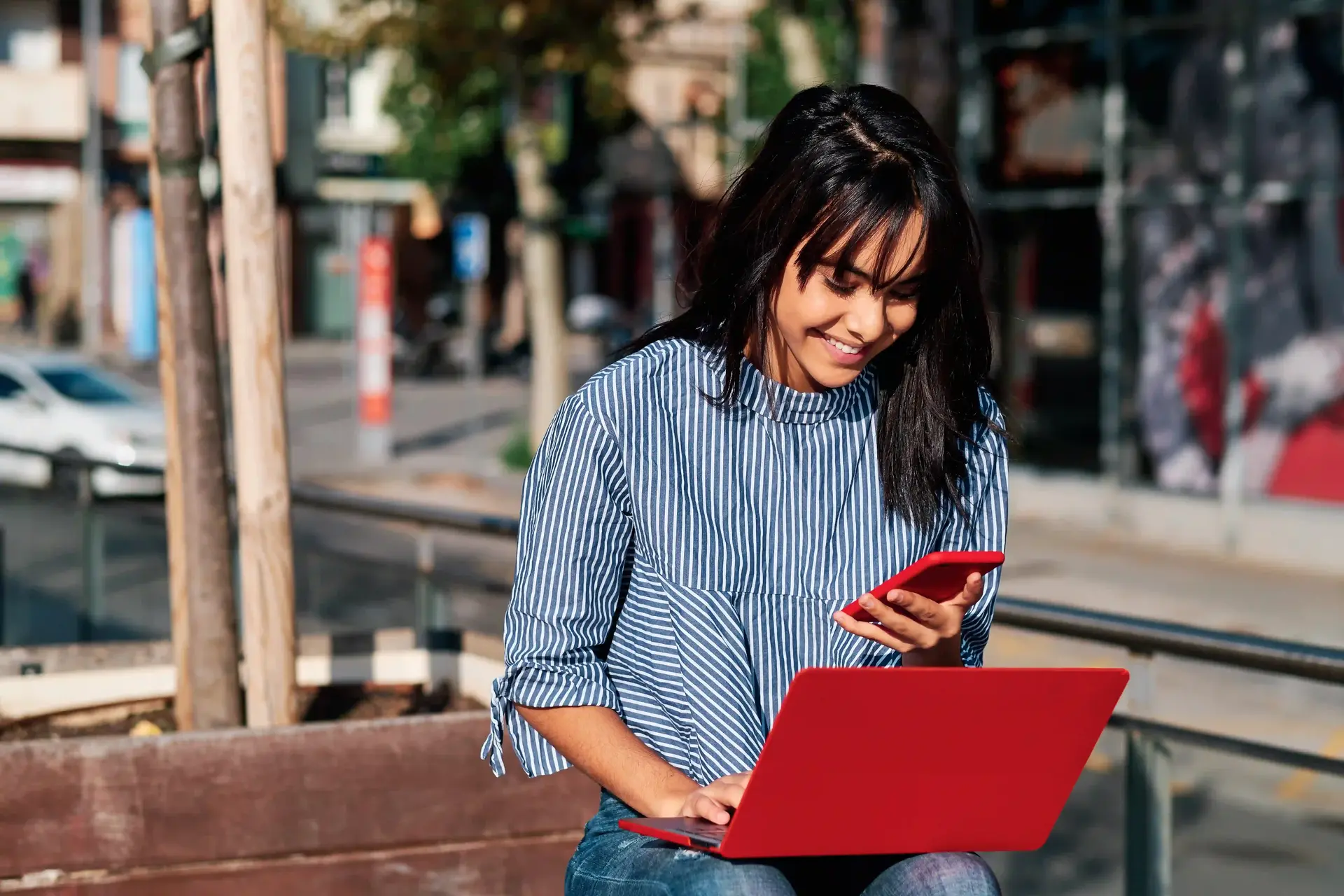Automacao-atendimento-ao-cliente Mulher mexendo no notebook e celular