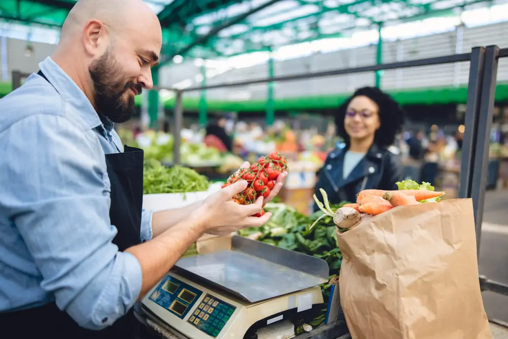 Mercadinho homem vendendo alimentos