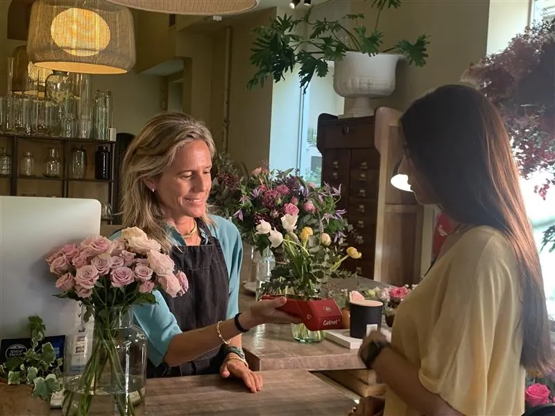 conversor-de-moeda Mulher comprando em floricultura