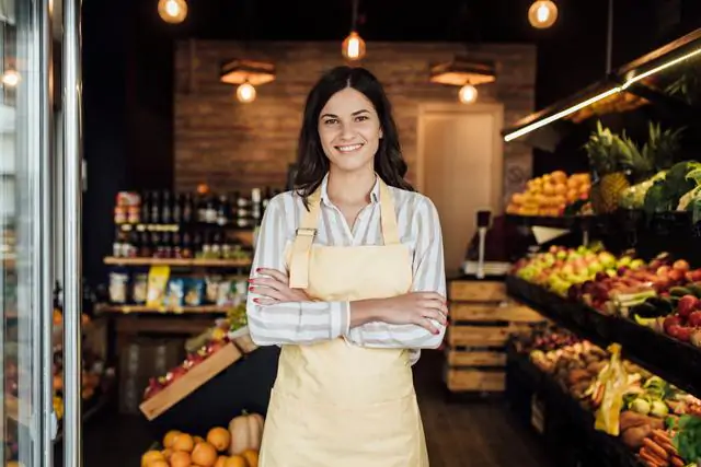 empreendedores-pmes Empreendedora na frente de seu estabelecimento