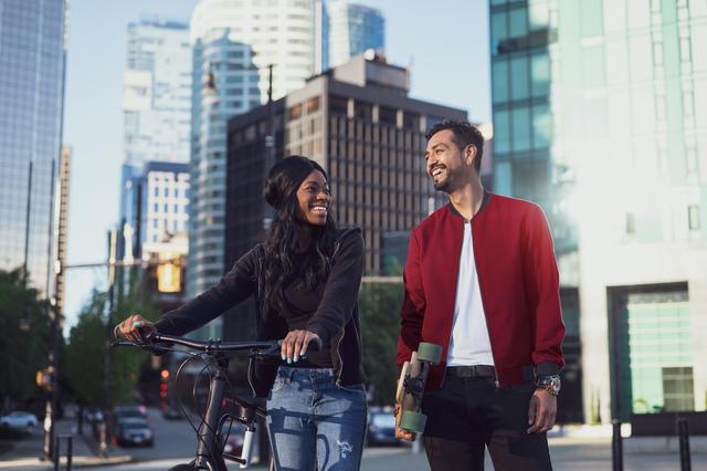 Dia dos namorados Casal passeando com bicicleta