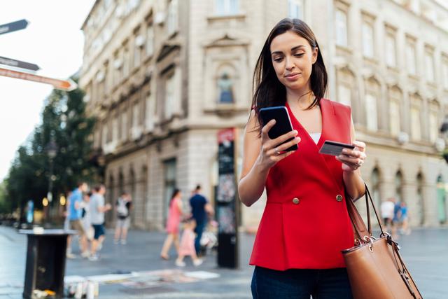 Chargeback Mulher mexendo no celular