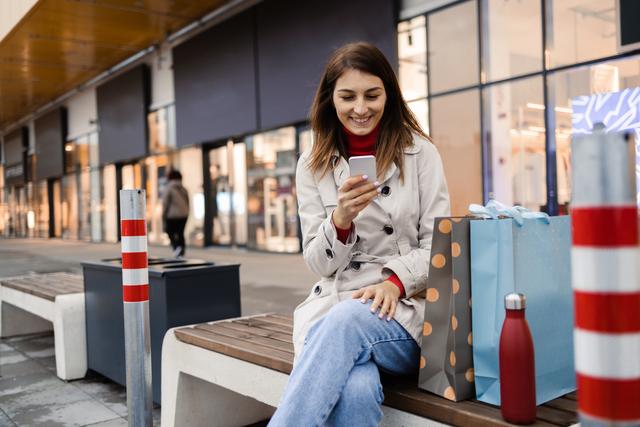 pagamentos-digitais mulher mexendo no celular em shopping