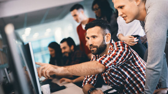 Desenvolvedores colaborando em ambiente de inovação