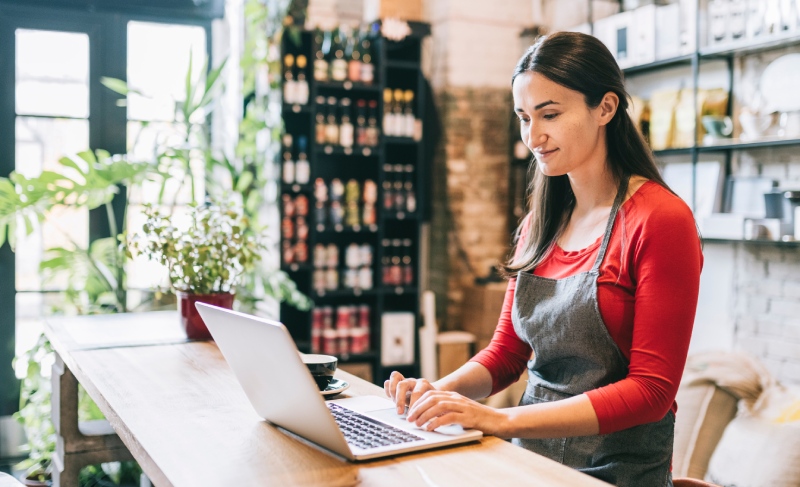 Pessoa trabalhando em um computador em restaurante